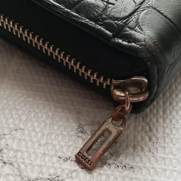 Guess Wallet - Picture 4 of 12